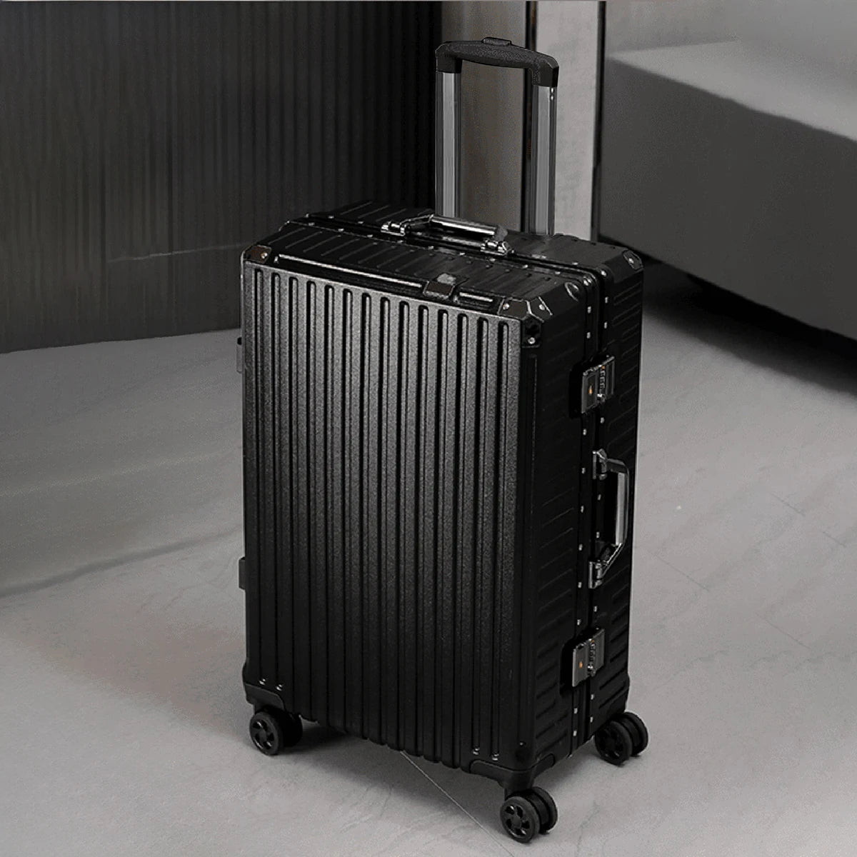 Maleta de Viaje con Marco de Aluminio — Resistente y con Puerto USB